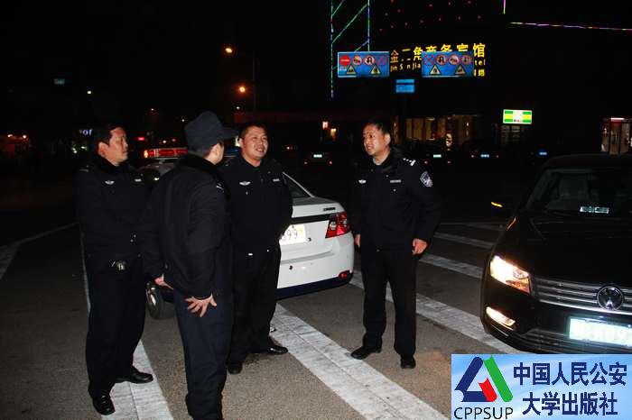 按住Ctrl键+鼠标滚轮缩放