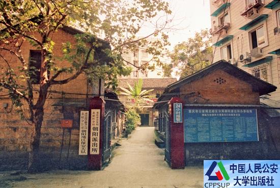 按住Ctrl键+鼠标滚轮缩放