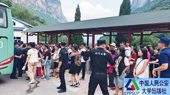 按住Ctrl键+鼠标滚轮缩放