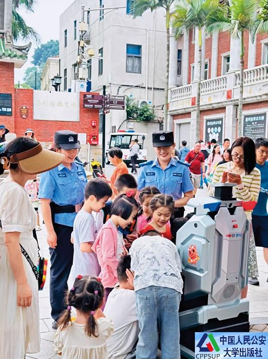 按住Ctrl键+鼠标滚轮缩放