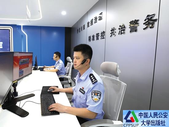 按住Ctrl键+鼠标滚轮缩放