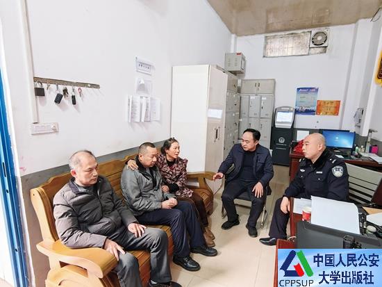 按住Ctrl键+鼠标滚轮缩放