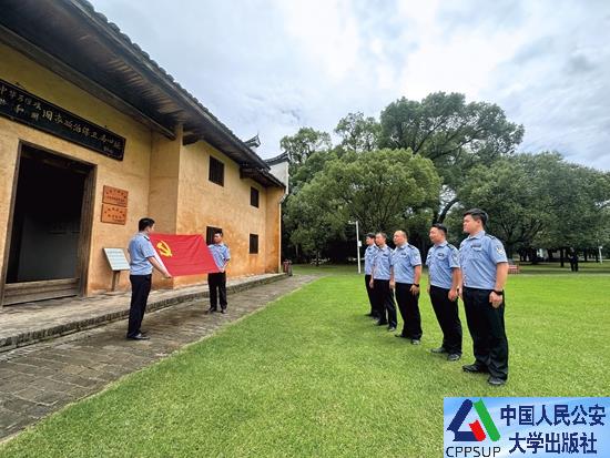 按住Ctrl键+鼠标滚轮缩放