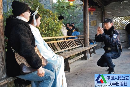 按住Ctrl键+鼠标滚轮缩放