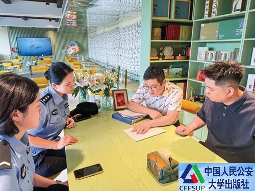 按住Ctrl键+鼠标滚轮缩放