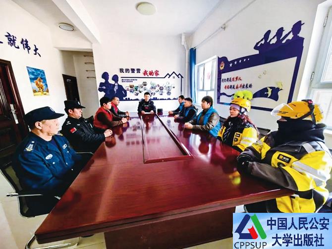 按住Ctrl键+鼠标滚轮缩放