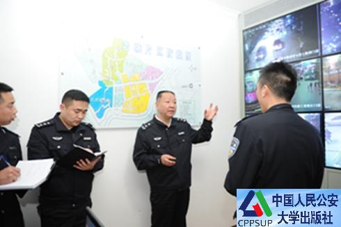 按住Ctrl键+鼠标滚轮缩放