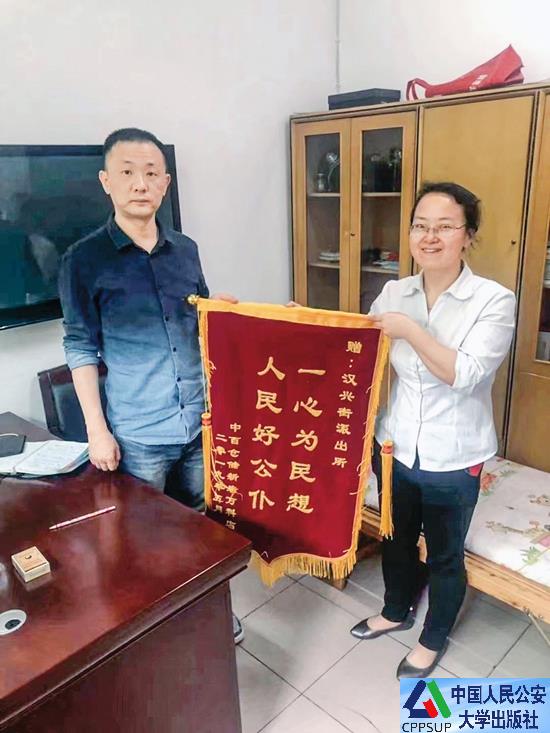 按住Ctrl键+鼠标滚轮缩放