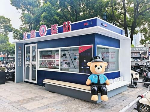 按住Ctrl键+鼠标滚轮缩放