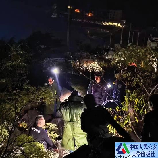 按住Ctrl键+鼠标滚轮缩放