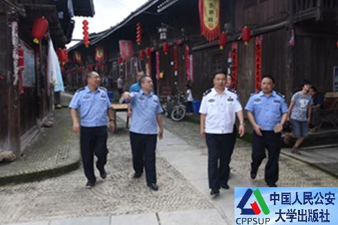 按住Ctrl键+鼠标滚轮缩放