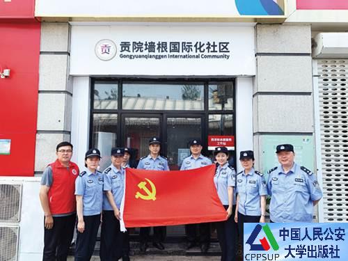 按住Ctrl键+鼠标滚轮缩放