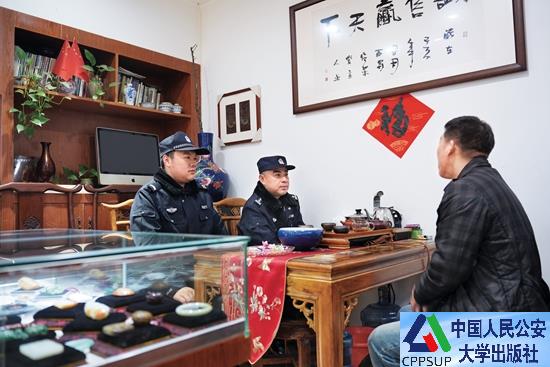 按住Ctrl键+鼠标滚轮缩放