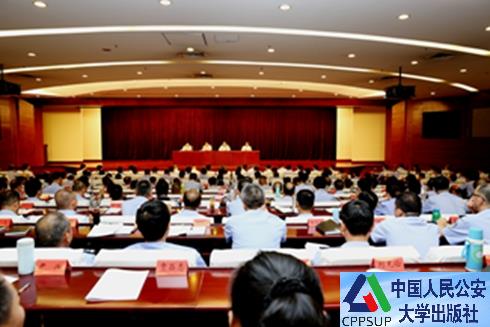 按住Ctrl键+鼠标滚轮缩放