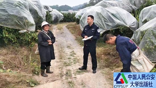 按住Ctrl键+鼠标滚轮缩放