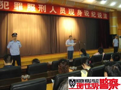 按住Ctrl键+鼠标滚轮缩放