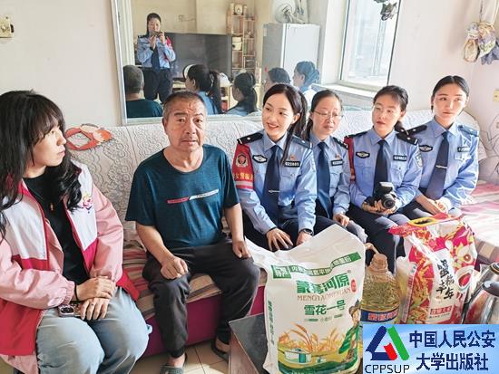 按住Ctrl键+鼠标滚轮缩放