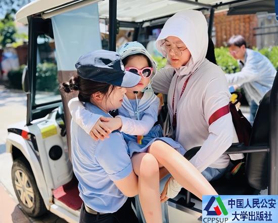 按住Ctrl键+鼠标滚轮缩放