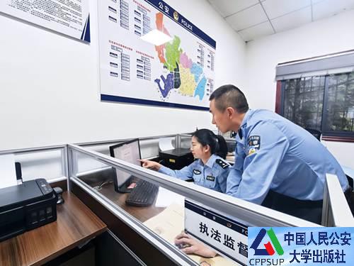 按住Ctrl键+鼠标滚轮缩放