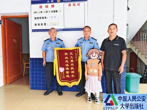 按住Ctrl键+鼠标滚轮缩放