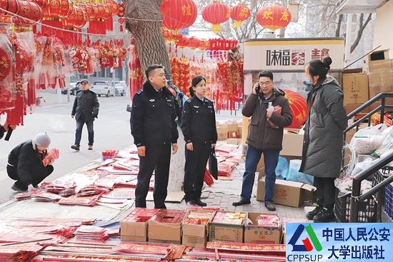 按住Ctrl键+鼠标滚轮缩放