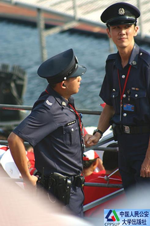 按住Ctrl键+鼠标滚轮缩放