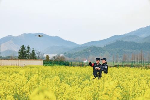 按住Ctrl键+鼠标滚轮缩放