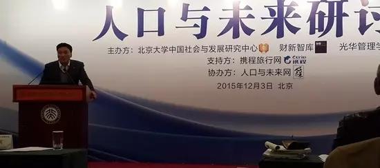 按住Ctrl键+鼠标滚轮缩放