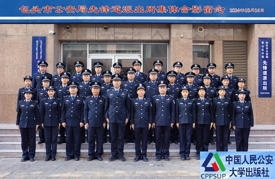 按住Ctrl键+鼠标滚轮缩放