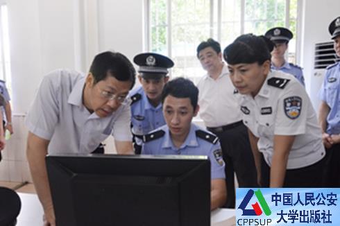 按住Ctrl键+鼠标滚轮缩放