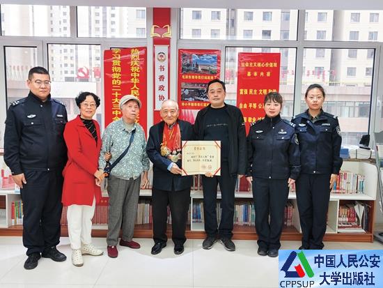 按住Ctrl键+鼠标滚轮缩放