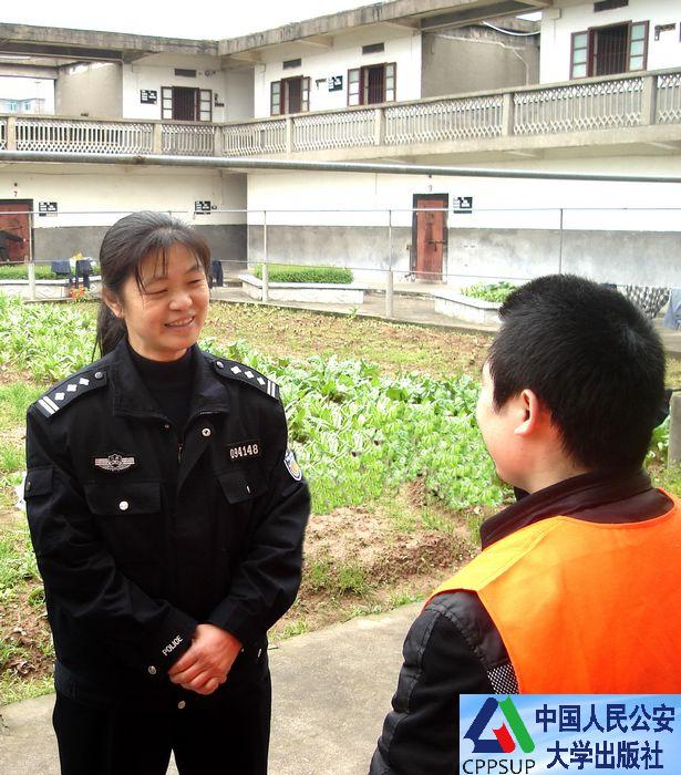 按住Ctrl键+鼠标滚轮缩放