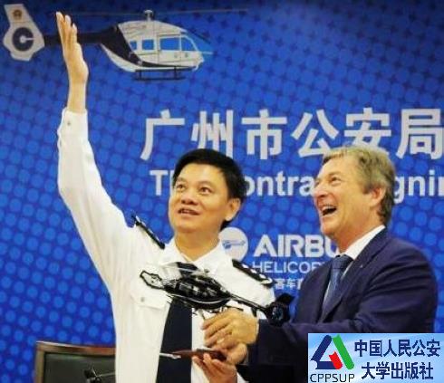 按住Ctrl键+鼠标滚轮缩放