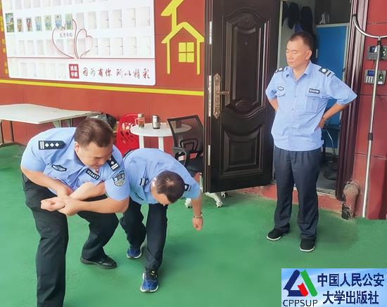 按住Ctrl键+鼠标滚轮缩放