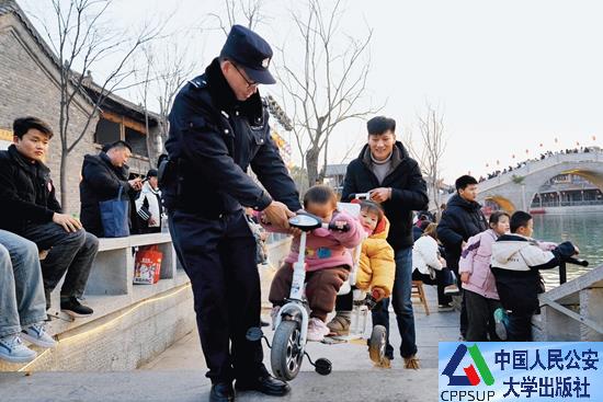 按住Ctrl键+鼠标滚轮缩放