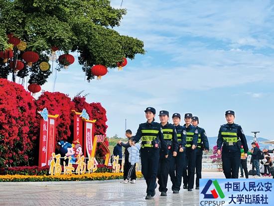 按住Ctrl键+鼠标滚轮缩放