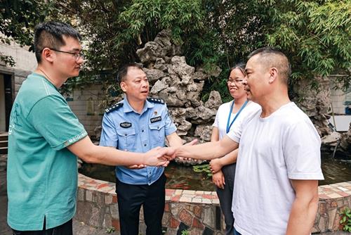 按住Ctrl键+鼠标滚轮缩放