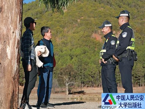 按住Ctrl键+鼠标滚轮缩放