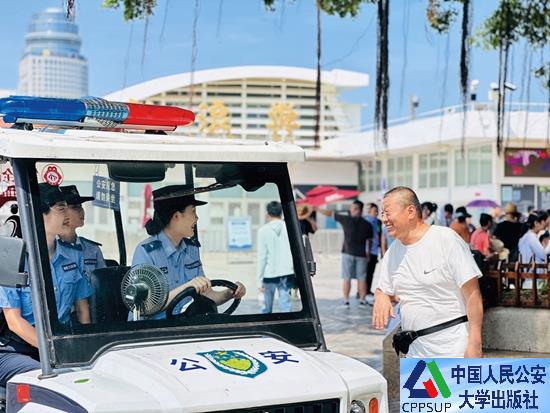 按住Ctrl键+鼠标滚轮缩放