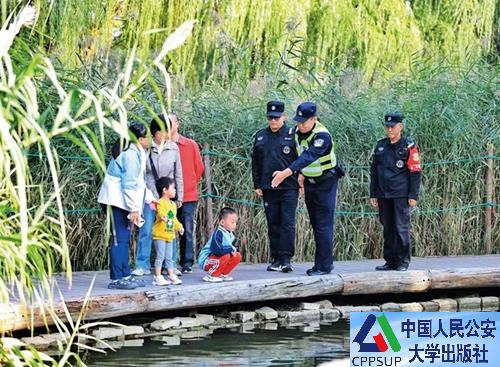 按住Ctrl键+鼠标滚轮缩放