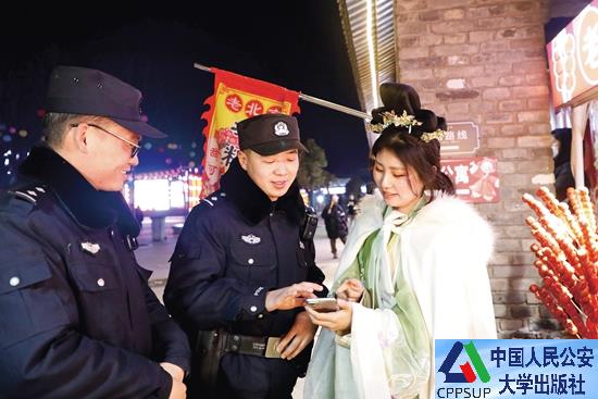 按住Ctrl键+鼠标滚轮缩放