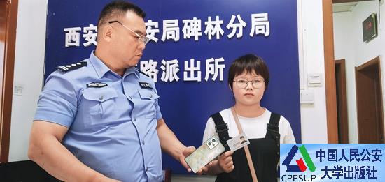 按住Ctrl键+鼠标滚轮缩放