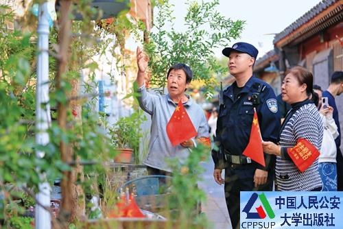 按住Ctrl键+鼠标滚轮缩放