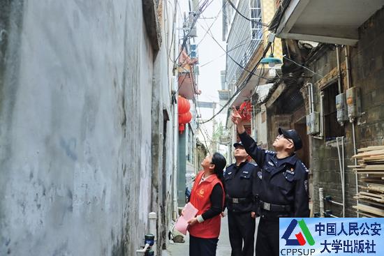 按住Ctrl键+鼠标滚轮缩放