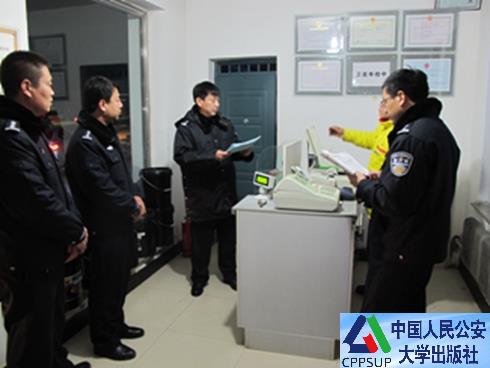按住Ctrl键+鼠标滚轮缩放