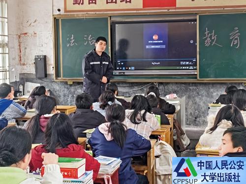 按住Ctrl键+鼠标滚轮缩放