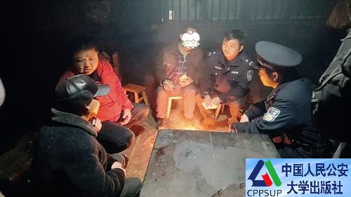 按住Ctrl键+鼠标滚轮缩放