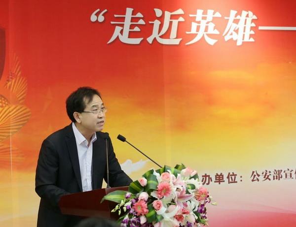 按住Ctrl键+鼠标滚轮缩放