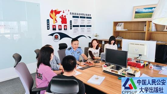 按住Ctrl键+鼠标滚轮缩放