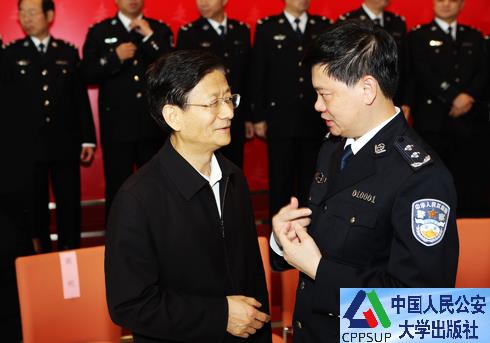 按住Ctrl键+鼠标滚轮缩放